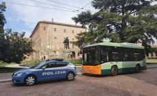 Due stranieri in escandescenza sugli autobus di linea. Bloccati e denunciati dalla polizia