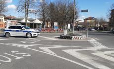 Tampona un'auto allo stop e scappa: donna nei guai