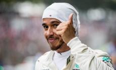 Hamilton graziato dai commissari: solo reprimenda