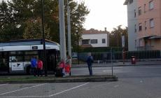 Raid al peperoncino sul bus: una donna incinta e due bambini all'ospedale