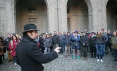 Investigatori in marcia tra delitti e scene pulp