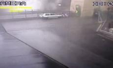 Il momento in cui il pilone del ponte Morandi si sbriciola