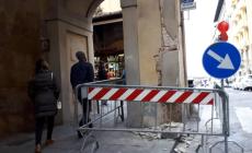 Uffizi, auto danneggia la colonna del Corridoio Vasariano e fugge