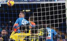 Il Napoli-due schiaccia Frosinone (4-0) e insegue la Juve 