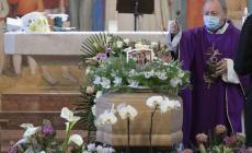 Alice Viola canta tra le lacrime al funerale della sorellina Sophia
