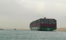 Cargo arenato blocca il canale di Suez