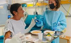 Morandi, foto in ospedale con la moglie: (qualche) polemica social