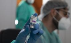 AstraZeneca, mancano le dosi: priorità alla scuola. Over 75 a rischio slittamento