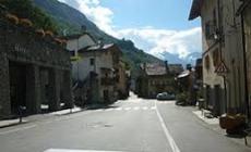 Albero cade su un'auto: due morti in Val d'Aosta