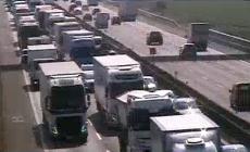 Incidenti stradali: tamponamento tra tir in A1,chiuso un  tratto , morto un camionista di 66 anni