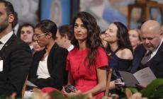 Premio Nobel per la Pace, spunta una signora in rosso: Amal