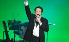 Posticipato al 12 dicembre il concerto di Massimo Ranieri infortunato dopo la caduta dal palco