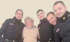 Sola a Natale, chiama il 113. E i poliziotti vanno a farle compagnia