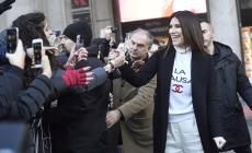 Bagno di folla per Laura Pausini in piazza Duomo a Milano: foto