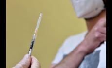 Un anno di vaccini, Aifa: "0,2 casi mortali per milione di dosi, meno del previsto"