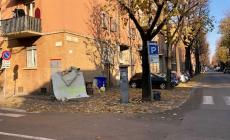 Materassi abbandonati in strada. E qualcuno scrive "Vergogna"