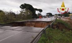 Smottamento sulla via Pontina al Circeo: auto trascinata via dall'acqua, si cerca un disperso