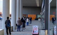 Pasqua come ai tempi del lockdown: tutti in fila al supermercato