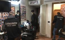 Borgo Parente, il parrucchiere (abusivo) &egrave; in casa: 15mila euro di multa. Sanzionati (anche) 7 clienti