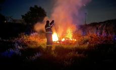 Fienile in fiamme a Specchio: vigili del fuoco al lavoro dalla notte