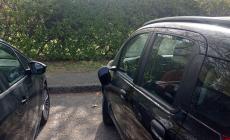 Vandali ancora in azione: nel mirino cinque automobili