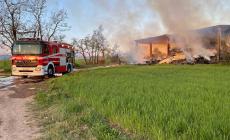 Montechiarugolo, a  fuoco 600 balloni di fieno - Foto