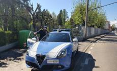 Donna trascinata fuori dall'auto e rapinata 