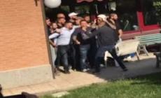 Militante di Casapound ne colpisce per errore un altro