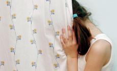 Marito molesta la figlia, lei mette le  telecamere e lo fa arrestare