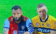 La foto-simbolo del calcio bello: Kurtic in lacrime. il capitano del Cagliari si siede al suo fianco