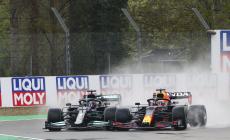 Imola, trionfa Verstappen, Hamilton rimonta fino al 2° posto. Quarto Leclerc