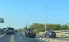 Per schivare un capriolo in tangenziale, l'auto esce di strada e si ribalta