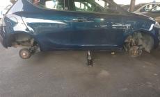 Lascia l'auto nel parcheggio (di giorno) e la ritrova senza ruote