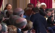 Macron e Brigitte,  primo bacio presidenziale