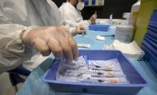 Primi i vaccinatori, ultimi i bambini: un anno esatto dal "Vaccine-day" 2020.  In tutto oltre 827 mila dosi