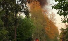 Un camper e un'auto fuoco in via Casa Bianca: c'è stata un'esplosione, accertamenti sulle cause - Foto 