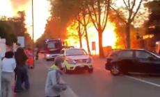 Auto incendiate ed esplosioni: 13 veicoli coinvolti. Caccia al piromane