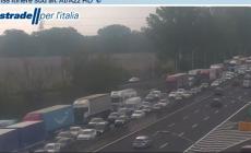 Veicolo in fiamme in A1: lunghe code fra il bivio con la A22 del Brennero e Reggio Emilia e anche  in direzione Sud
