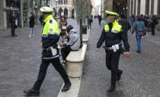 Ragazzo bloccato a terra da vigili, video innesca polemiche