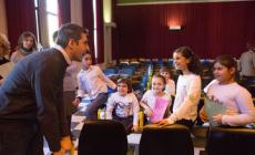 Il sindaco va a trovare gli alunni della scuola Racagni