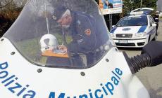 Si schianta contro un'auto in sosta e fugge. Ma le foto lo inchiodano