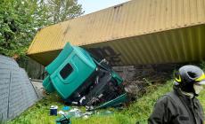 Tremendo scontro fra un'auto e un camion sull'Asolana: due persone all'ospedale 