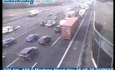 Auto schiacciata fra due camion: paura e lunghe code fra A1 e A22