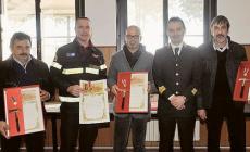 Vigili del fuoco, le croci al merito per quegli eroi silenziosi