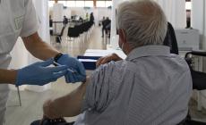Calzetti: «Anche per i vaccinati mascherine e distanziamento: ecco le nuove linee guida»