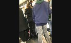 La foto in diretta di una lettrice: "Sul bus appiccicati: un disastro"