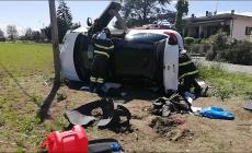 Strada Argini, auto "impazzita" finisce contro un palo in un campo: un ferito grave - Video
