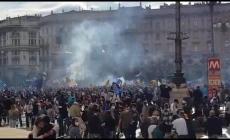Inter campione d'Italia, la festa dei tifosi in piazza Duomo