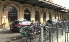 Ubriaco, minaccia il capotreno e lo costringe a fermare la corsa a Parma