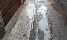 Via Dalmazia. "ecco com'&egrave; il manto stradale. E con la pioggia si formano laghi"